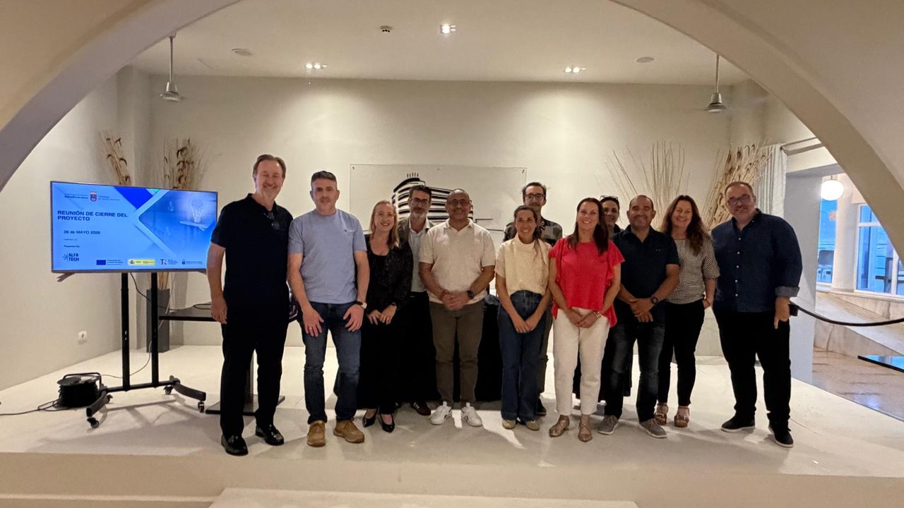 Las empresas participantes y el equipo del proyecto, reunidos en el Hotel Médano durante la reunión de cierre del proyecto de economía circular de Granadilla de Abona