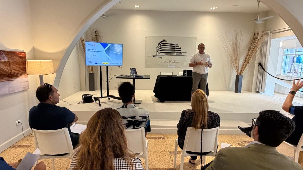 El Concejal de Servicios Generales, Obras Públicas y Medio Ambiente, Marcos Antonio Rodríguez, saluda a los asistentes durante la clausura de la jornada en el Hotel Médano